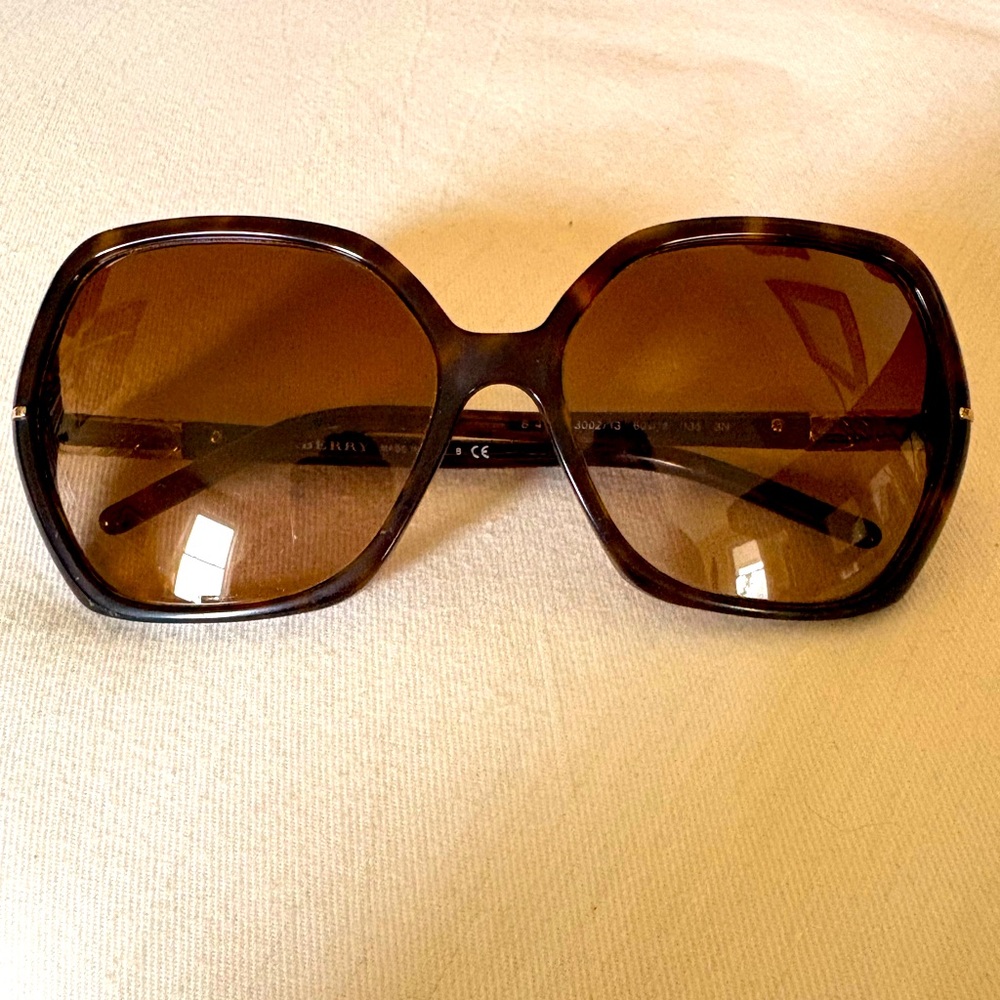 Burberry oversized sunglasses, tortoiseshell • subtle wear. priced accordingly